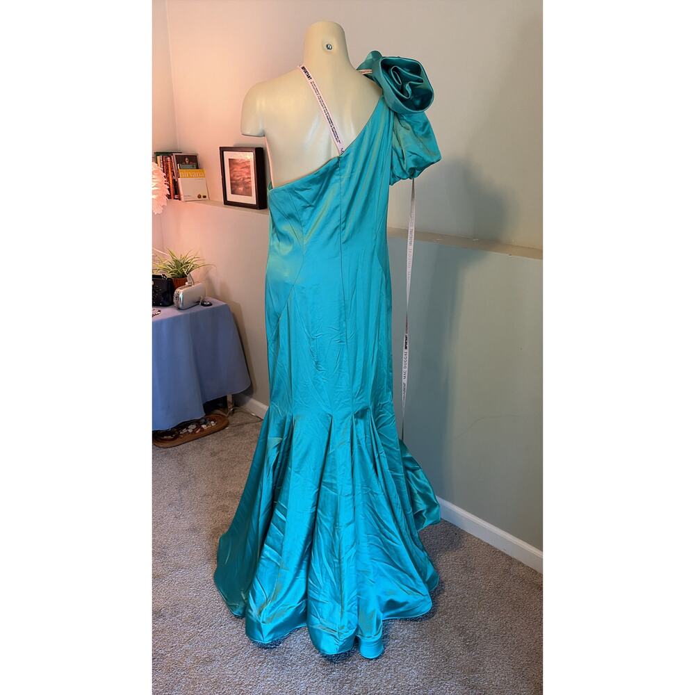 Mac Duggal - Long green satin mermaid dress with an uncovered shoulder - Picture 3 of 9